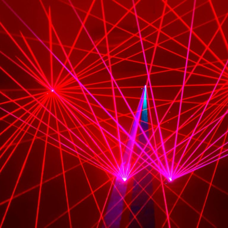 3 Laser mit intensiven roten Strahlen